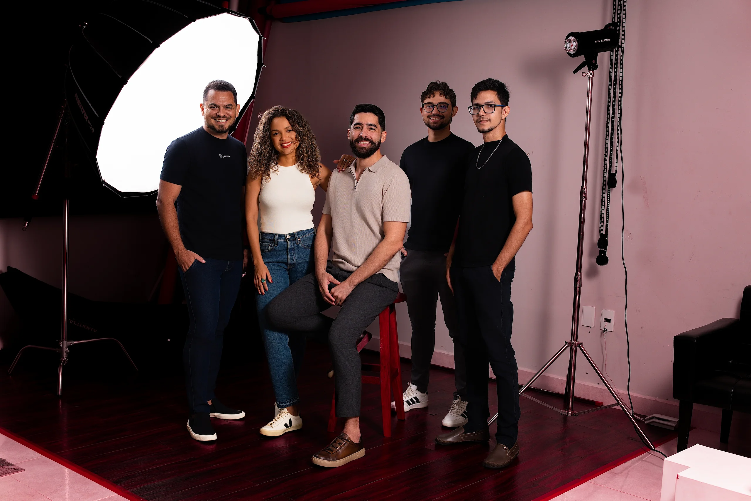 Equipe completa da Prisma Filmes em estúdio, com luzes e equipamentos de produção